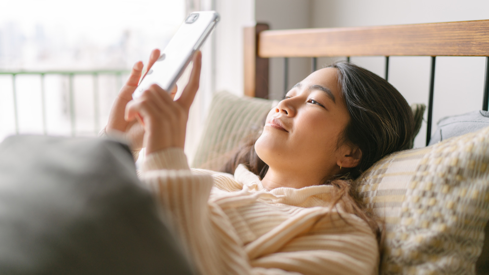 What Happens To Your Brain When You Look At Your Phone First Thing In The Morning - Health Digest