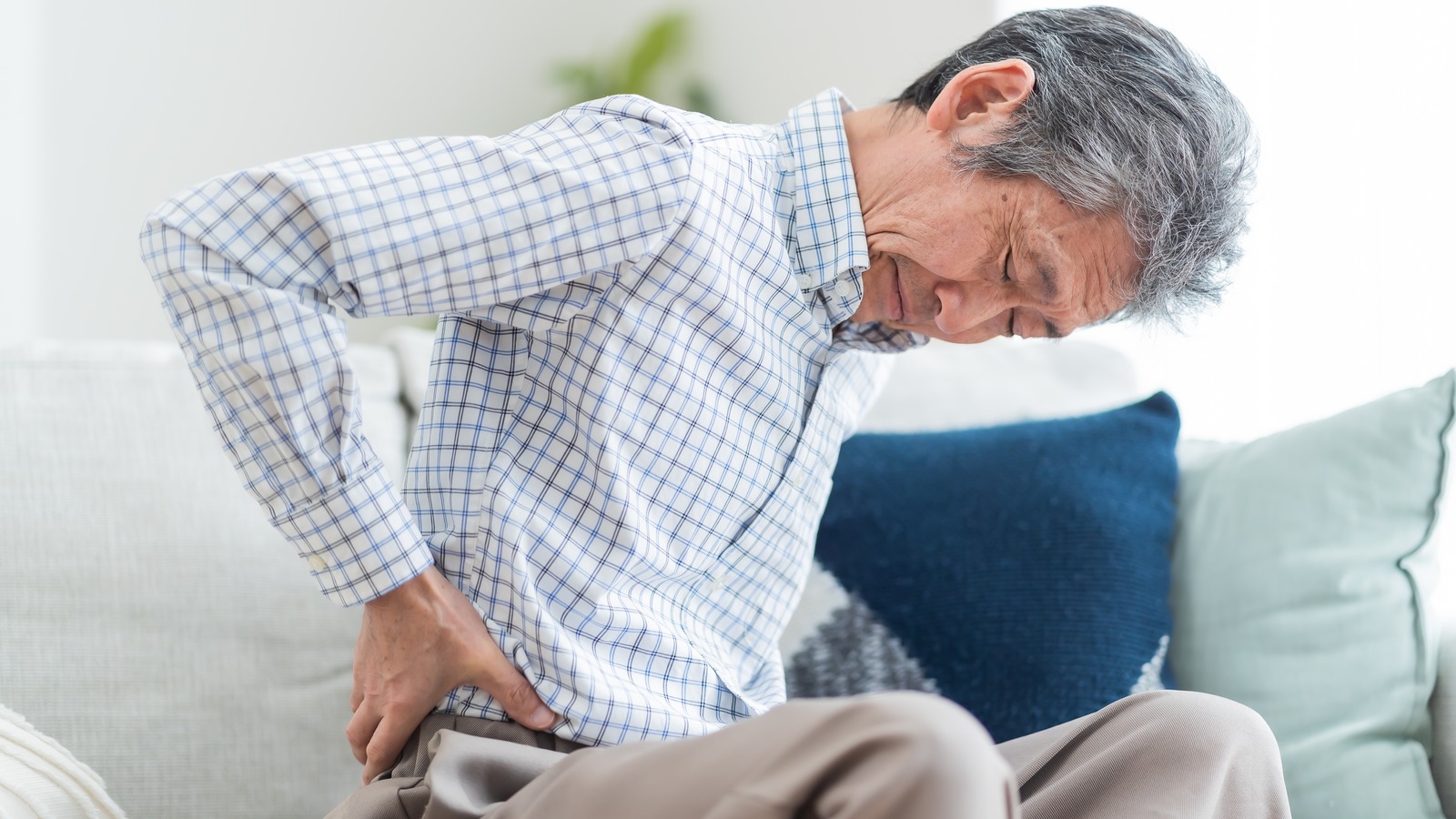 Signs Your Back Pain Is Actually A Kidney Stone - Health Digest